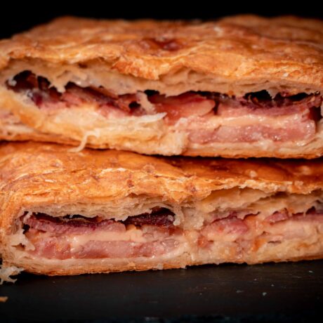 Hornazos de Salamanca y empanadas Sección lateral de dos jugosas empanadas, para mostrar el relleno