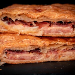 Empanada queso, beicon y dátiles 1 Kg.
