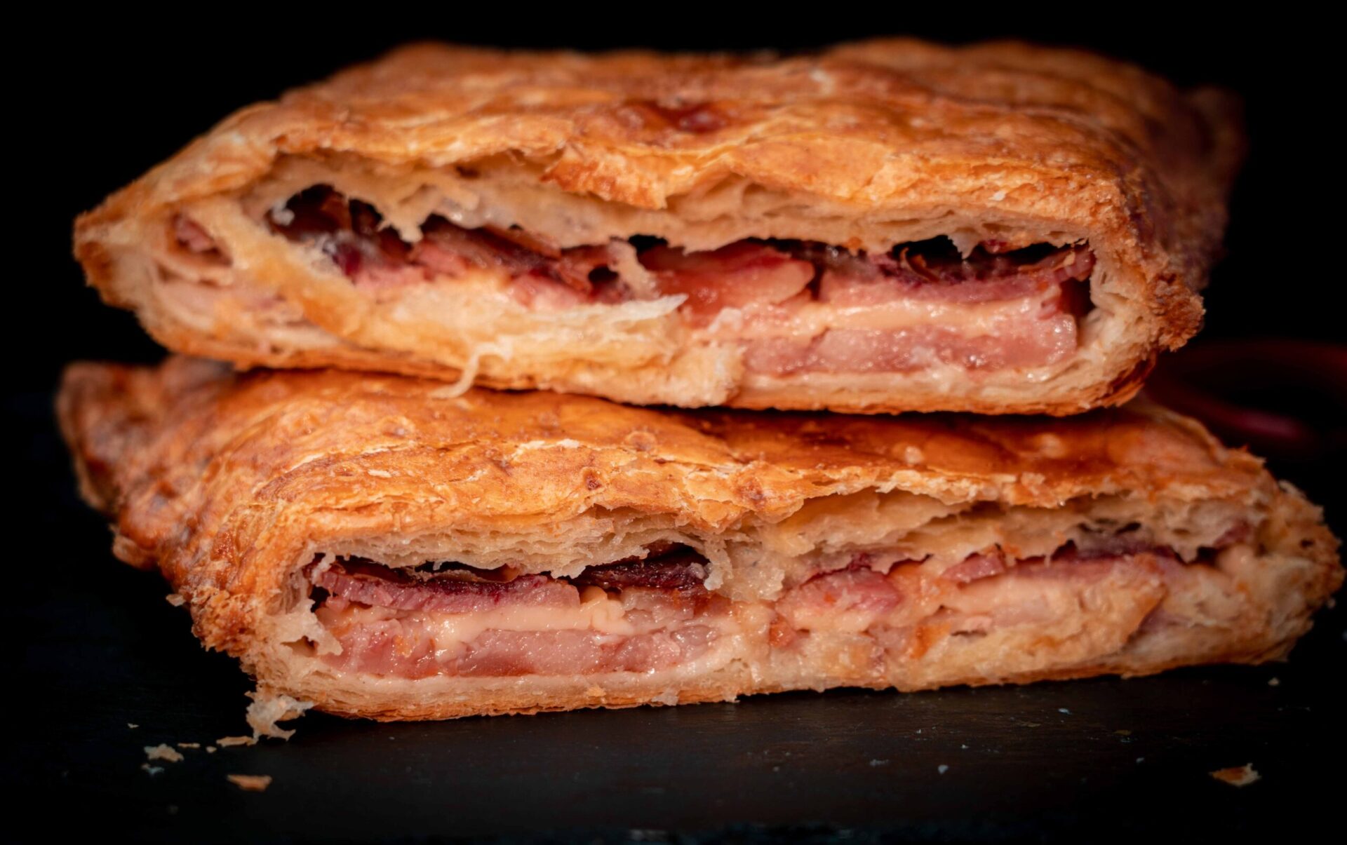 Empanada queso, beicon y dátiles 1 Kg.