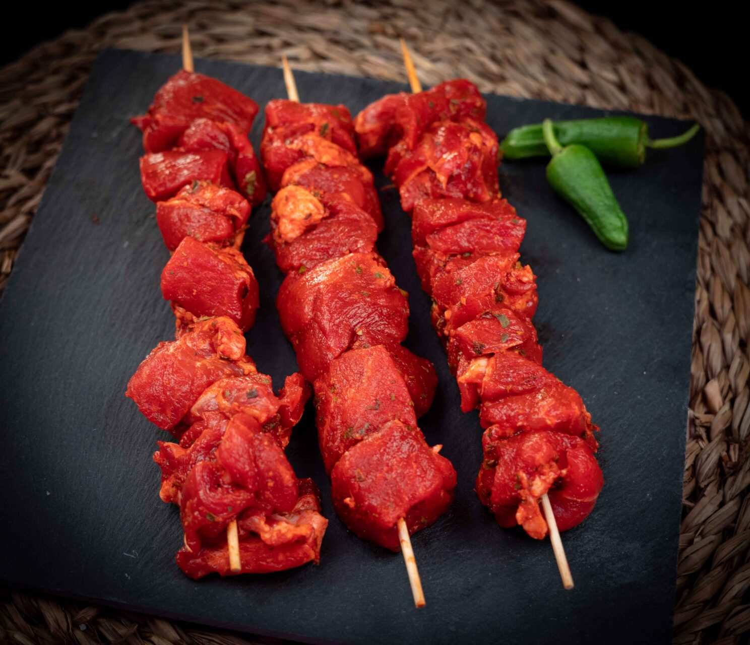 3 pinchos morunos sobre una tabla de cocina