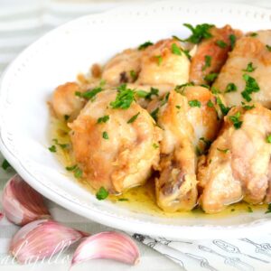 Un plato de pollo al ajillo
