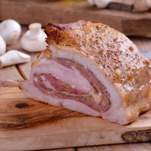 Sección de un relleno de carne, con adorno de champiñones