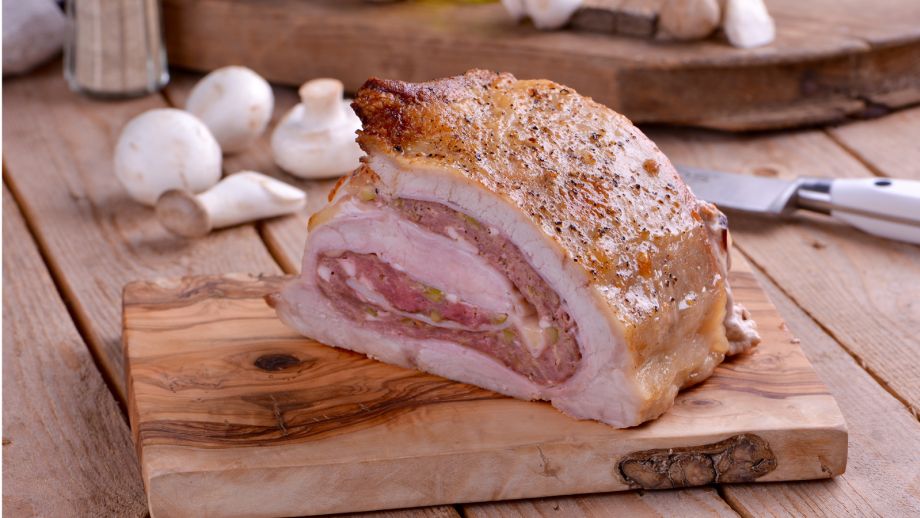 Sección de un relleno de carne, con adorno de champiñones